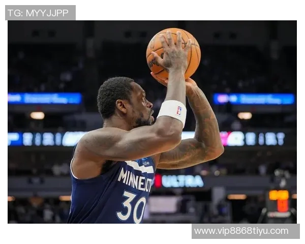 兰德尔上半场表现出色10投6中贡献15分3篮板3助攻数据全面